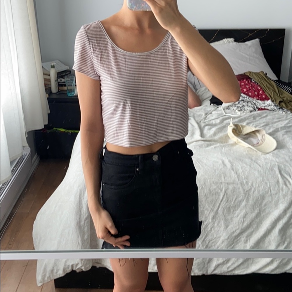 🔥 2/$20 Cropped red and white stripe AE tee